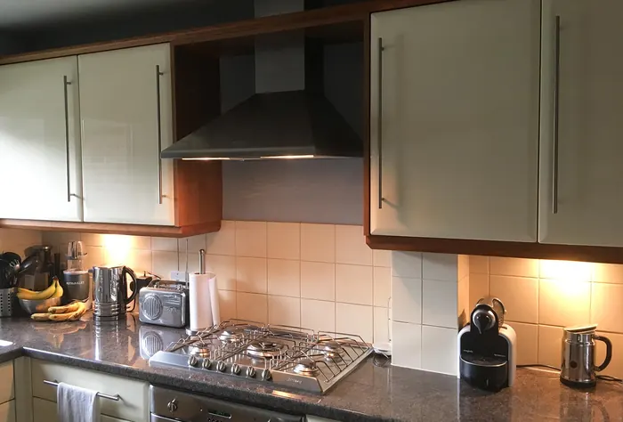 Antes: Cocina — muebles, encimera e iluminación